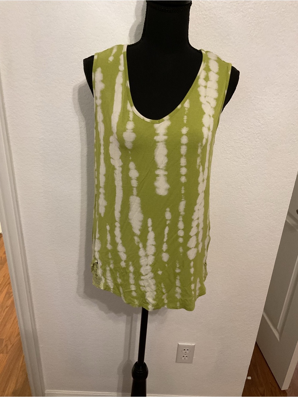 B.L.E.U. Lime Green & White Tie-Dye Scoop Neck Tank